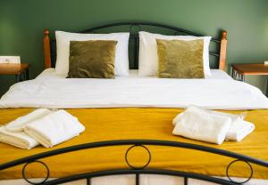 Giường trong phòng chung tại Hotel Mountime Kazbegi