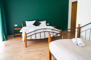Giường trong phòng chung tại Hotel Mountime Kazbegi