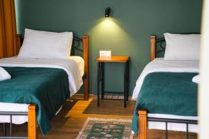 Giường trong phòng chung tại Hotel Mountime Kazbegi