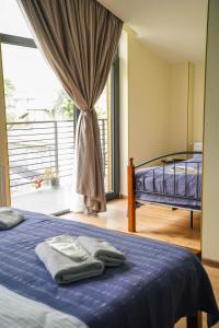 Giường trong phòng chung tại Hotel Mountime Kazbegi
