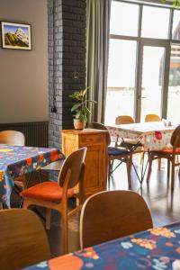 Khu vực ghế ngồi tại Hotel Mountime Kazbegi