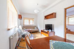 TV a/nebo společenská místnost v ubytování Ostoja przy potoku- z tarasem oraz parkingiem- BestRooms