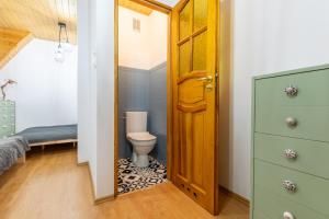 - une petite salle de bains avec des toilettes et une porte dans l'établissement Ostoja przy potoku- z tarasem oraz parkingiem- BestRooms, à Międzybrodzie Żywieckie 3 autres photos