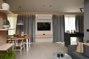 Una sala de estar con una mesa y un comedor. en Holi Top Luxurious Apartment, en Ierápetra 11 fotos más