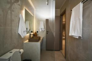 un baño con lavabo e inodoro en Holi Top Luxurious Apartment, en Ierápetra