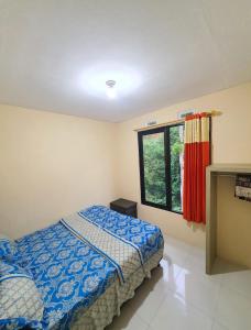 Кровать или кровати в номере Homestay air panas legok munggang