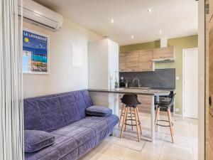 Kuchyň nebo kuchyňský kout v ubytování Appartement au Lavandou - Vue Mer - Climatisé - Tout à pieds - FR-1-816-3