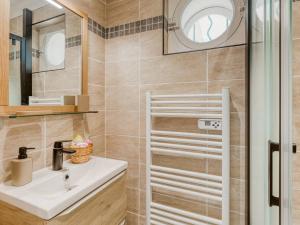Koupelna v ubytování Appartement au Lavandou - Vue Mer - Climatisé - Tout à pieds - FR-1-816-3 + 11 fotografií