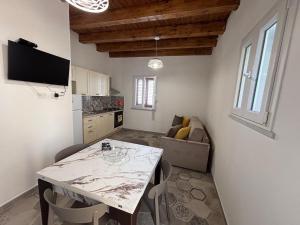 Μια τηλεόραση ή/και κέντρο ψυχαγωγίας στο Jasmine House Apartament 8 pax Ustica