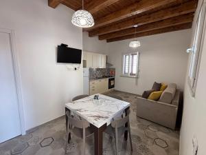 Η κουζίνα ή μικρή κουζίνα στο Jasmine House Apartament 8 pax Ustica
