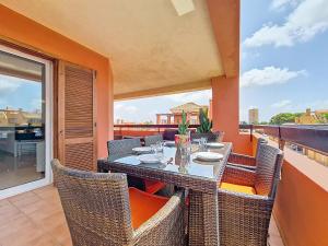 ein Esszimmer mit Tisch und Stühlen auf einem Balkon in der Unterkunft Albatros Playa 1 - Resort Choice 3507 in Mar de Cristal