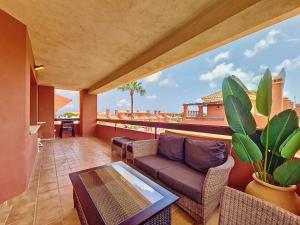 einen Balkon mit einem Sofa und einem Tisch in der Unterkunft Albatros Playa 1 - Resort Choice 3507 in Mar de Cristal