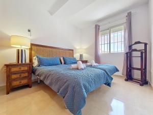 Schlafzimmer mit einem großen Bett mit blauer Decke in der Unterkunft Albatros Playa 1 - Resort Choice 3507 in Mar de Cristal + 43 Fotos