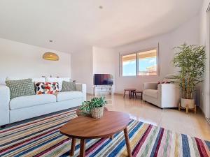ein Wohnzimmer mit Sofa und Tisch in der Unterkunft Albatros Playa 1 - Resort Choice 3507 in Mar de Cristal