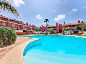 ein großes Schwimmbad vor einem Gebäude in der Unterkunft Albatros Playa 1 - Resort Choice 3507 in Mar de Cristal