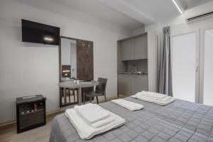 チェゼーナにあるUrban Hotelのベッドとタオル2枚のある寝室