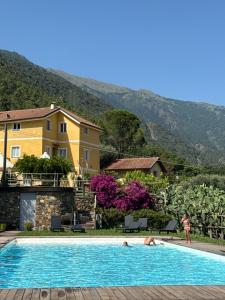 a group of people swimming in a swimming pool at Agriturismo Argentea in Arenzano