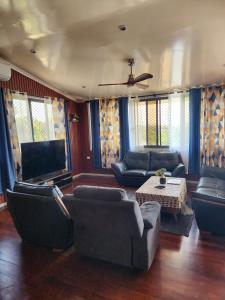 Posezení v ubytování Giru Properties