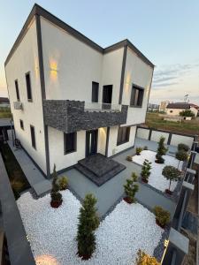 an aerial view of a house with a courtyard at Vila luxury chiajna in Chiajna