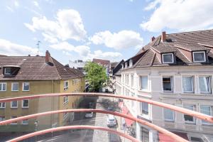 une vue d'une rue depuis un balcon avec des bâtiments dans l'établissement Charmante Maisonette im Herzen des Magniviertels - Stilvoll, Zentral & Gemütlich, à Brunswick