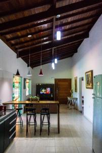 グアペにあるCasa Linda Alecrim do Campo em Capitólio - MGの部屋にテーブルと椅子のあるキッチン