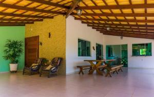 グアペにあるCasa Linda Alecrim do Campo em Capitólio - MGのパティオ(椅子、テーブル付)