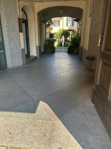 an empty hallway of a building with a door at B&B Piazza Duomo al 55 in Voghera