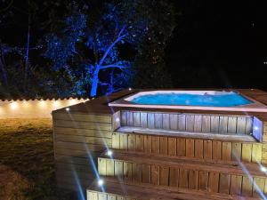 - un bain à remous dans l'arrière-cour la nuit dans l'établissement HOTEL TERRA SAN GIl, à San Gil