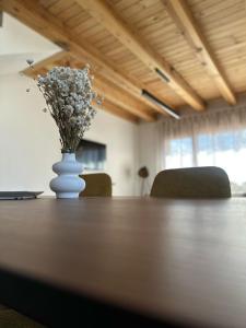 a vase of flowers sitting on top of a table at Casa rural Los Acebos in La Cuesta