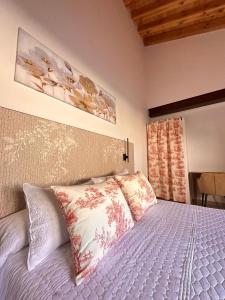 a bedroom with a bed with two pillows at Casa rural Los Acebos in La Cuesta
