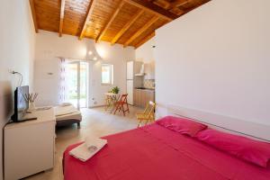 A bed or beds in a room at Masseria Capece bed & breakfast Még 29 kép