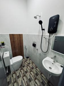 Un baño con ducha, inodoro y lavabo. en Homestay CikguMa 3 - Wi-Fi, en Kota Bharu 6 fotos más
