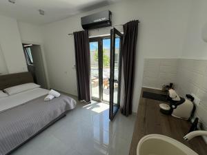 Un dormitorio con una cama y vistas a una piscina. en Sudio by the Sea, en Milna 8 fotos más