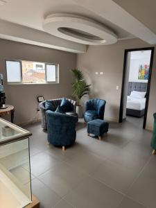 Una sala de estar con dos sillas y un sofá. en Hotel San Miguel src, en Santa Rosa de Cabal