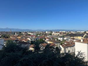a view of a city with houses at Le Panorama des Pyrénées in Tarbes