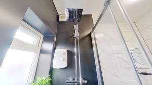 Ένα μπάνιο στο 2BR-NearCityCentre-WiFi-Parking-Garden