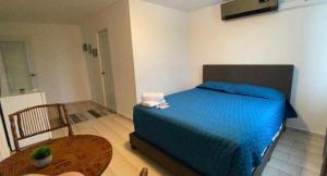 Ένα ή περισσότερα κρεβάτια σε δωμάτιο στο Down Town Hotel