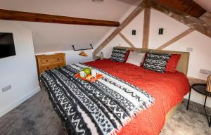 ein Schlafzimmer mit einem Bett und einem Tablett mit Obst darauf in der Unterkunft Residence Cottage in Beaumaris