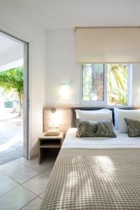 Ліжко або ліжка в номері Palma Village by Greek Pride Hotels