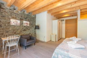 a bedroom with a bed and a table and a chair at Casa Guillem 3 in Tavascan