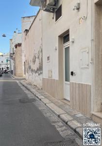 an empty street with a door on the side of a building at Affittacamere Marì in Polignano a Mare
