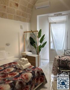 a bedroom with a bed with towels on it at Affittacamere Marì in Polignano a Mare
