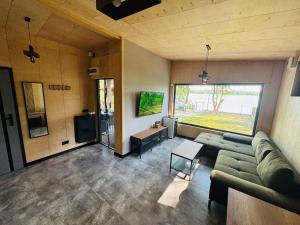 a living room with a couch and a table at Lakeview Okuninka in Okuninka