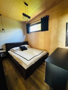 Postel nebo postele na pokoji v ubytování Lakeview Okuninka
