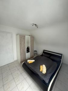 a bedroom with a bed with two yellow pillows at PAapartment in Murg