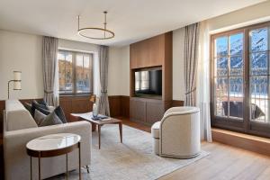 圣莫里茨Hotel GRACE LA MARGNA ST MORITZ的带沙发和电视的客厅