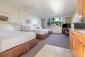 Postel nebo postele na pokoji v ubytování Maui Seaside Hotel