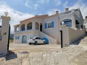 a white car parked in front of a house at Appartement Vue Mer à Bastia, terrasse et piscine privée. in Bastia