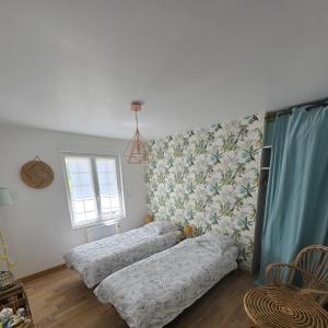 une chambre avec deux lits et une fenêtre dans l'établissement La Bretèche, Gîte au cœur des châteaux de La Loire, à Saint-Martin-le-Beau