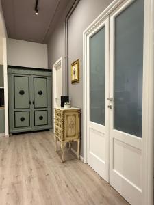 una stanza con una porta e un tavolo con aoire di Apartment Aurum Colosseum a Roma